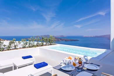 Junior Suite with Heated Plunge Pool on the Cliff Side and Caldera View