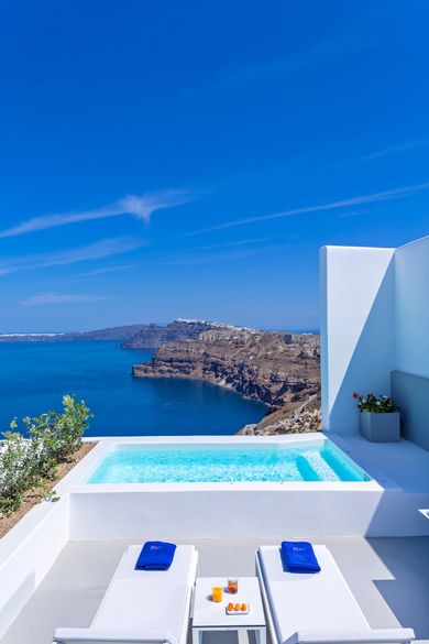 Junior Suite with Heated Plunge Pool on the Cliff Side and Caldera View