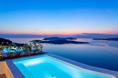 Junior Suite with Heated Plunge Pool on the Cliff Side and Caldera View