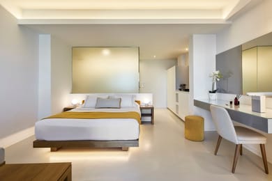 Yellow Suite with Heated Plunge Pool and Caldera View
