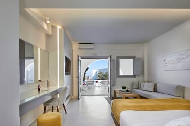 Yellow Suite with Heated Plunge Pool and Caldera View