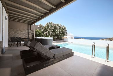 Honeymoon Suite with Private Pool & Outdoor Heated Whirlpool