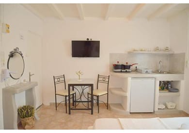 Anemelia Hotel Adamas - Image 3