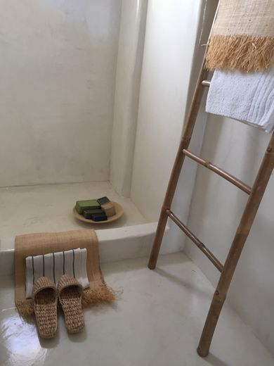 Island White - Sunrise apartment