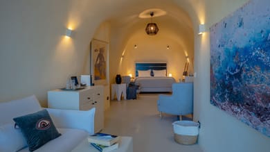 Apeiron Cave Suite with Hot Tub and Caldera View