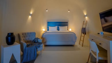 Apeiron Cave Suite with Hot Tub and Caldera View