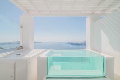 Sunset Crystal Suite with Hot Tub and Caldera View