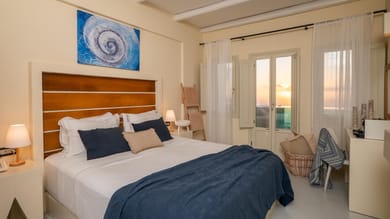 Sunset Crystal Suite with Hot Tub and Caldera View