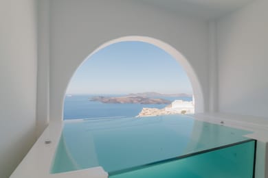 Executive Blue Suite with Hot Tub and Caldera View