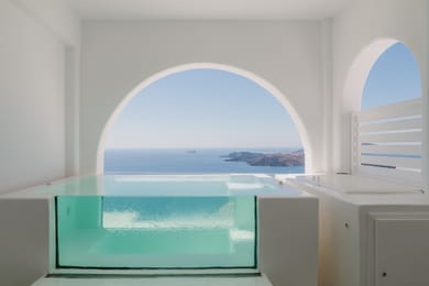 Executive Blue Suite with Hot Tub and Caldera View