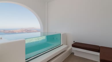 Executive Blue Suite with Hot Tub and Caldera View
