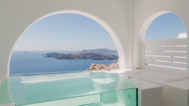 Executive Blue Suite with Hot Tub and Caldera View