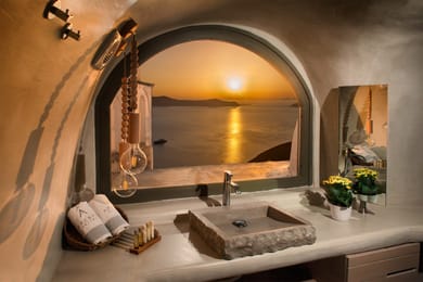 Executive Cave Suite outdoor jacuzzi