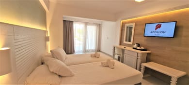 Deluxe Family 2 Pool Area