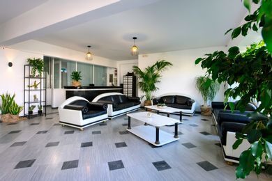 Aquarius Beach Hotel - Image 2