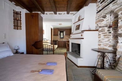 Aloe Deluxe Studio Queen Size bed