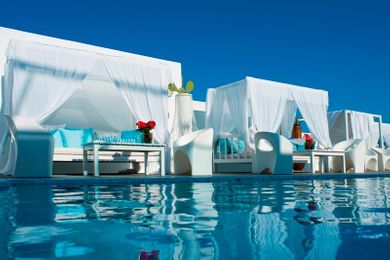 One of the center pieces of the Aressana Hotel, the perfectly proportioned fresh-water swimming pool, is located on the hotel’s lower level. Running water cascades into the luminous waters constantly refreshing its calm countenance