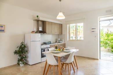 Deluxe one bedroom Apartment with Mountain view