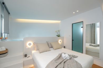 hercules executive suite with indoor hottub