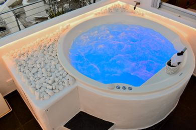 Apollo Honeymoon Suite Outdoor Jetted Tub