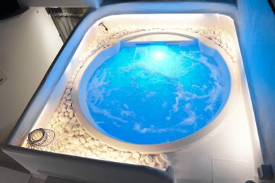 Atlas Honeymoon Suite Outdoor Jetted Tub