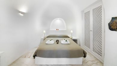 Honeymoon  Cave Suite with Private Outdoor Hot Tub with Jets