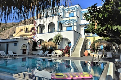 Artemis Hotel Kamari Santorini - Image 4