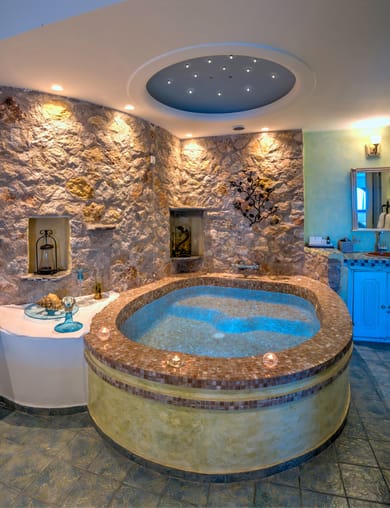 Honeymoon Suite with couples Jaccuzi and spacious private balcony with sea/caldera/volcano view