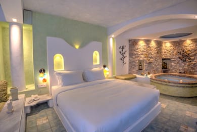 Honeymoon Suite with couples Jaccuzi and spacious private balcony with sea/caldera/volcano view