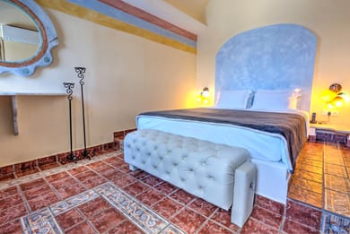 Honeymoon Suite with couples Jaccuzi and spacious private balcony with sea/caldera/volcano view