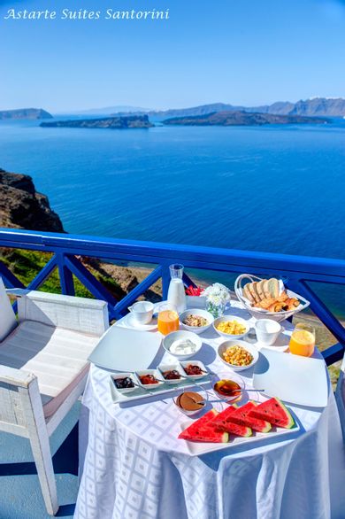 Honeymoon Suite with couples Jaccuzi and spacious private balcony with sea/caldera/volcano view