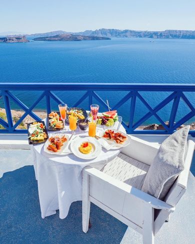 Senior Suite with indoor couples Jacuzzi and private balcony with sea/caldera/volcano view