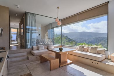 Valley Retreat with courtyard Hot Tub & Sea Views