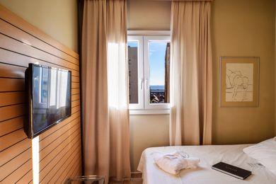The Budget Single Room is ideal for the solo traveler who is looking for a short urban stay in downtown Thessaloniki as it provides direct access to the endless commercial and entertainment possibilities of the city.