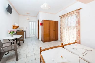 Top Floor Apartment (Main Road View)