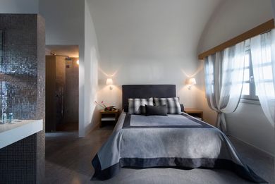 Avaton Suite with Outdoor Heated whirlpool and Caldera and Sunset view