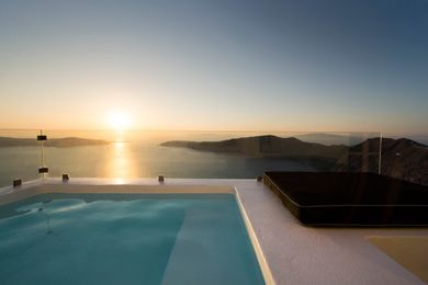 Avaton Suite with Outdoor Heated whirlpool and Caldera and Sunset view