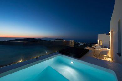 Avaton Suite with Outdoor Heated whirlpool and Caldera and Sunset view