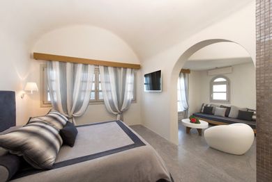 Avaton Suite with Outdoor Heated whirlpool and Caldera and Sunset view