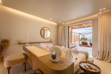 Sea View Suite with Outdoor Hot Tub & Day Bed