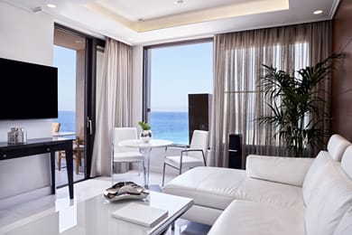 Bellevue On The Beach Suites - Image 3