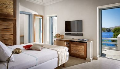 3 Bedroom Waterfront Villa (350 meters from main hotel - sleeps 9)