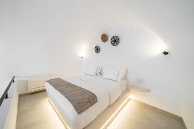 Deluxe Suite with Caldera-Sea View and Private Outdoor Hot Tub