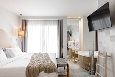 Deluxe Suite Sea View | Indoor Jacuzzi