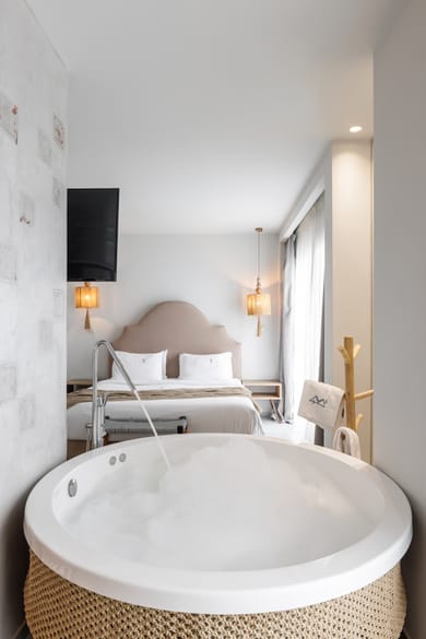 Deluxe Suite Sea View | Indoor Jacuzzi