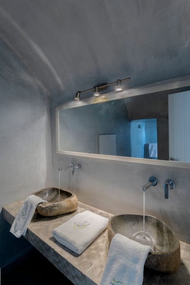 Honeymoon Jacuzzi Suite with private balcony