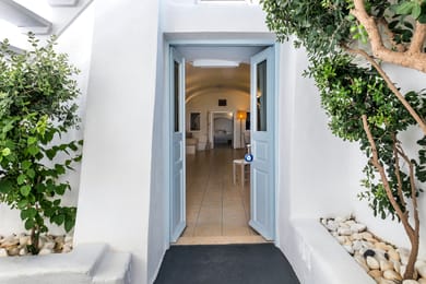 Blue Dolphins Apartments & Suites - Image 2