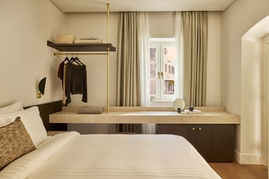 Deluxe Guestroom with Access-Friendly Private Entrance