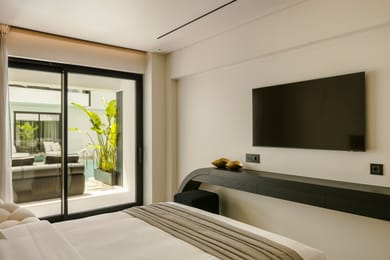 Design Swim Up Room with Shared Pool