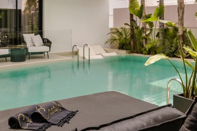 Design Swim Up Room with Shared Pool
